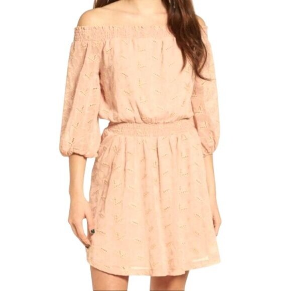 ASTR OFF SHOULDER DRESS - Picture 3 of 6